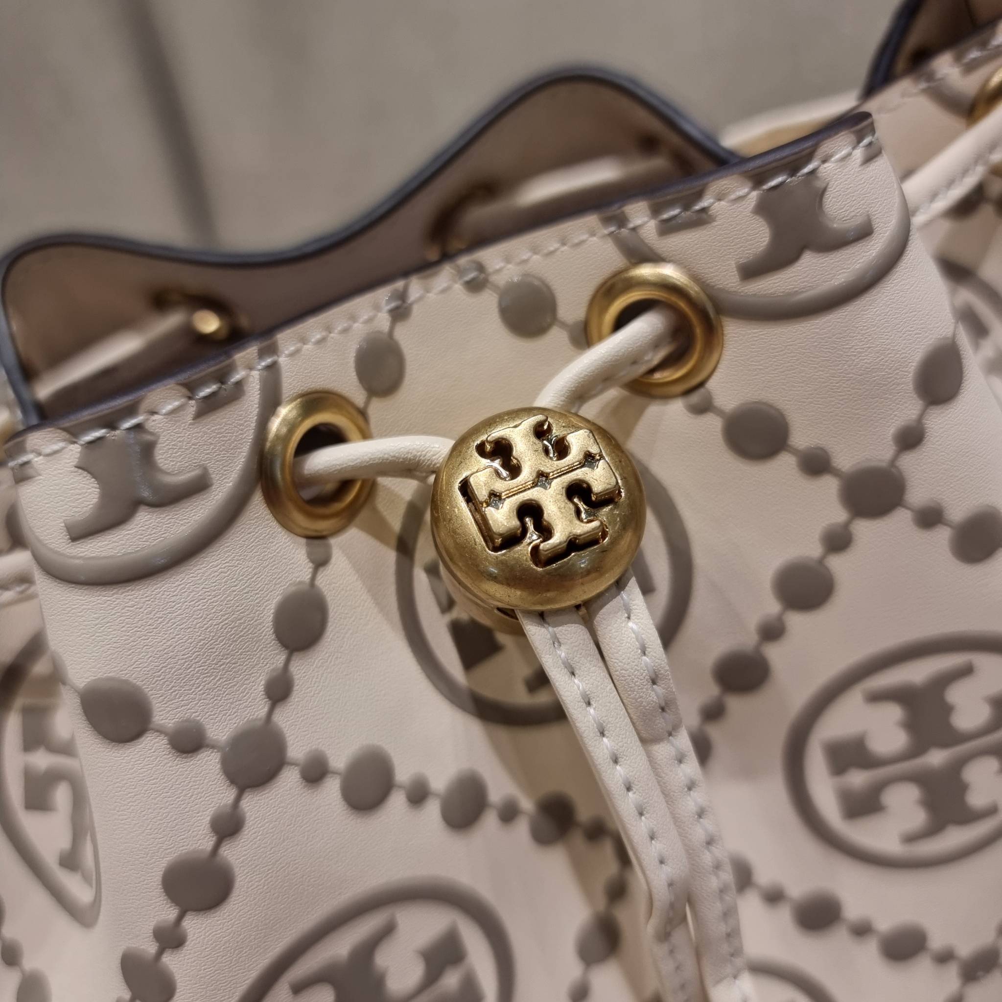 TORY BURCH T MONOGRAM EMBOSSED BUCKET BAG คอลเลคชั่นใหม่ กับกระเป๋าบัคเก็ตทรงยอดนิยม ดีไซน์ใหม่ล่าสุด สวยลูกคุณหนู หรูหรา!! ด้วยดีเทลผิวลายนูนลวดลายเอกลักษณ์ วัสดุหนังแท้ ปากกระเป๋ารูดเปิด-ปิดได้ มีหูจับในตัว สะดวกใช้ไปอีก และมีสายสะพายข้าง ปรับได้อีกด้วย