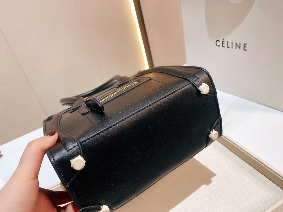 พร้อมส่งรุ่นยอดฮิต!! CELINE HANDLE BAG VIP GIFT WITH PURCHASE (GWP) พรีเมี่ยมกิ๊ฟรุ่นใหม่ Limited Edition จาก CELINE HAUTE PARFUME DUTYFREE COUNTER หนังวัวแท้ ขนาดกำลังดี เปิดปิดด้วยซิปอะไหล่ทองมีที่จับหนัง ด้านในกว้าง ใส่มือถือ กระเป๋าสตางค์ยาวได้สบาย มา