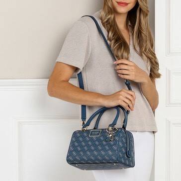 Guess Handbag with Small Shoulder Strap Tyren SG796605 New collection!! Guess ทรงหมอน ขนาดเล็ก ลายซิกเนเจอร์แบรนด์ ทรงหมอนยอดฮิต มีให้เลือก 5 สี สีสวยคลาสสิก เข้ากับง่ายกับทุกชุด ปิด/เปิด ด้วยซิป ภายในโล่งกว้าง แยกเป็นสัดส่วนใช้งาน ซับในตราแบรนด์ ใส่กระเป