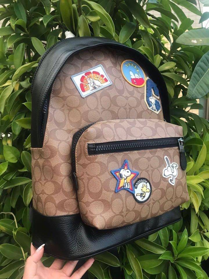 Coach x peanuts west backpack in signature canvas with snoopy กระเป๋าเป้ไซส์ใหญ่ คอลเลคชั่นยอดฮิต!! เป็นรุ่นสุดยอดของความคลาสสิค คูลๆ ใช้งานง่าย ได้ทั้งหนุ่มๆและสาวๆ วัสดุหนังแคนวาสเคลือบลายสลับหนัง pepble น่าใช้ด้วยดีไซน์ patches เหล่าผองเพื่อนสนูปพี เปิ