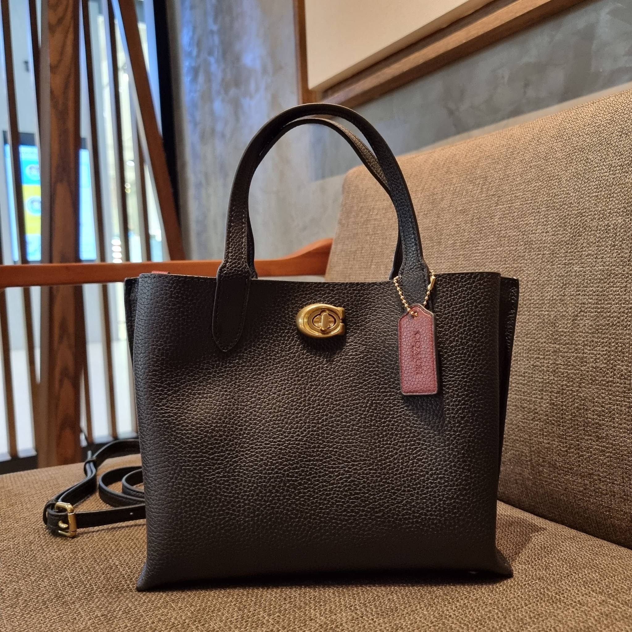 COACH C8561 C8869 WILLOW TOTE 24 IN COLOR BLOCK น้องสาวลุคลูกคุณมาแล้วจ้า กระเป๋าถือ/สะพาย ดีไซน์คัลเลอร์บล็อค ลงตัว เรียบหรู ใบจริงคือผู้ดี๊ผู้ดี ใช่ได้ทุกๆโอกาส วัสดุหนัง pepble อยู่ทรง เปิดปิดด้วยตัวบิดล็อค และอีกฝั่งเป็นกระดุมแม่เหล็ก ภายในโล่งกว้าง ใ