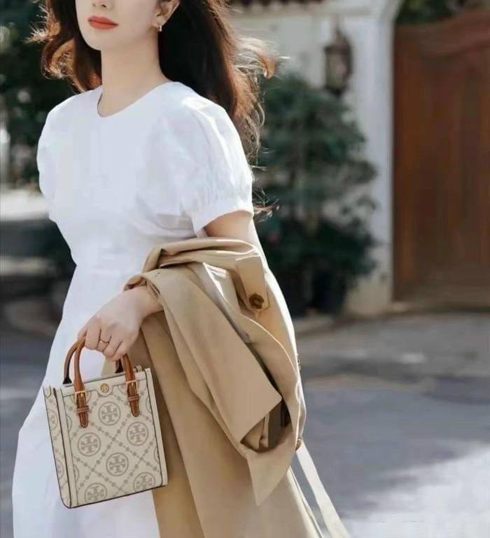 TORY BURCH T MONOGRAM EMBOSSED MINI TOTE สุดหรูกับกระเป๋าสะพายทรงโท้ท ไซส์มินิ ที่สร้างความหรูหราให้ตัวกระเป๋าด้วยดีเทลลายนูน แต่งแต้มลวดลายเอกลักษณ์ สีลูกคุณมากๆ!! วัสดุหนังแท้ ผิวสัมผัสดี ปากกระเป๋ามีแถบแม่เหล็กกันของหล่นได้ ภายในโล่ง ใส่ของจำเป็นได้ โท