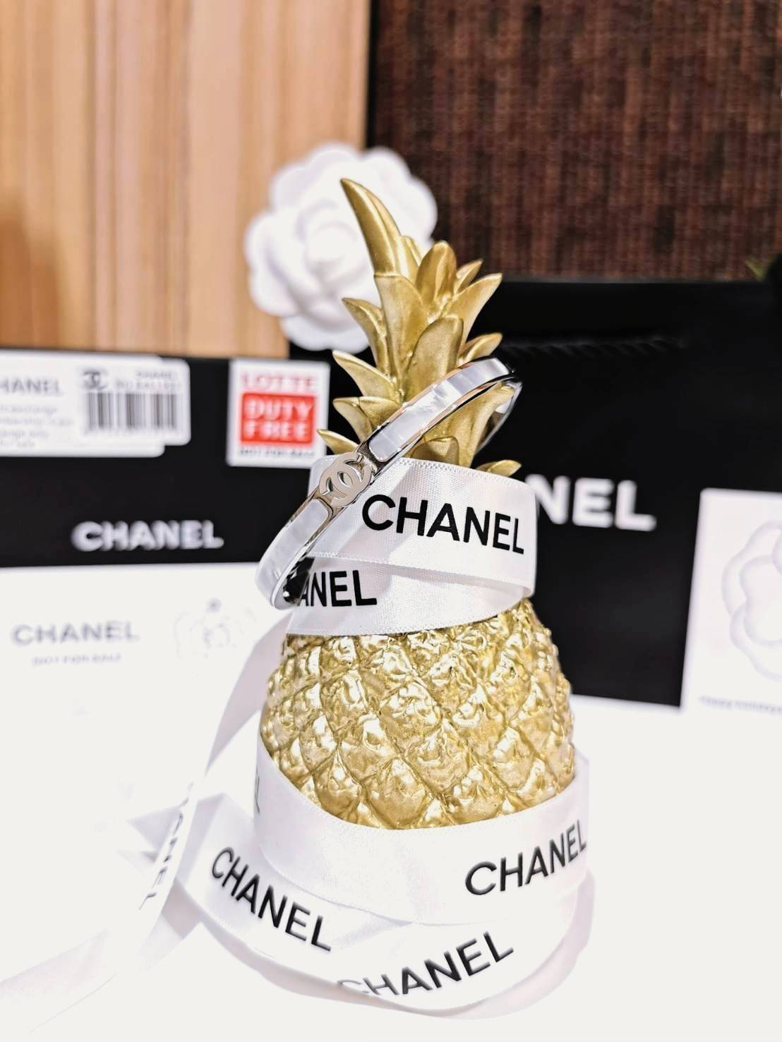 CHANEL BANGLE BRACELET VIP สุดเลอค่า ไอเท็มหายากชวนสะสมดีไซน์สวยคลาสสิคเลอค่า ไอเท็มแบบนี้นานๆจะหลุดมาให้ช้อปจะซื้อใช้เองหรือมอบเป็นของขวัญก็เลิศหรูดูดี สินค้ามาใน Original Package ไอเท็มหายากห้ามพลาดค่ะ!