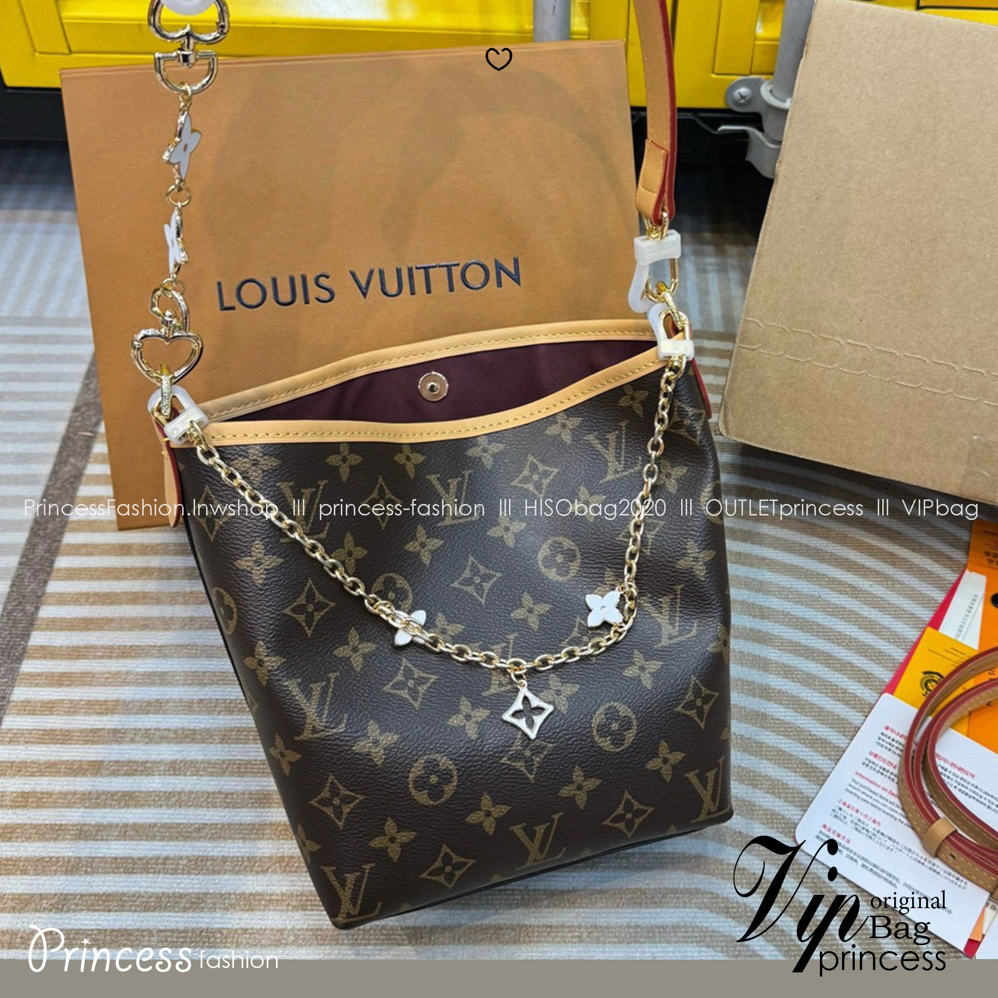 LV Bucket Shoulder Bag Monogram Canvas กระเป๋าสะพายทรงบัคเก็ต แต่งอะไหล่โซ่ทองพร้อมตัวห้อยสุดไอคอนิกยกระดับความหรูหรา คุ้มแบบไม่มีเบื่อ ดีไซน์คลาสสิคคงความเอกลักษณ์ ขนาดกำลังน่าใช้มากๆ