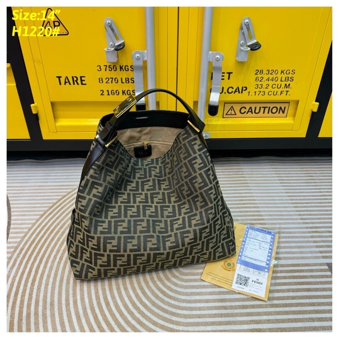 FENDI zucca hobo shoulder bag กระเป๋าสะพายทรงโท้ทใบใหญ่ เป็นรุ่นที่ทุกคนถามหา และมาแรงสุดๆ รูปทรงเรียบง่ายใช้งานได้แบบไม่มีเบื่อ