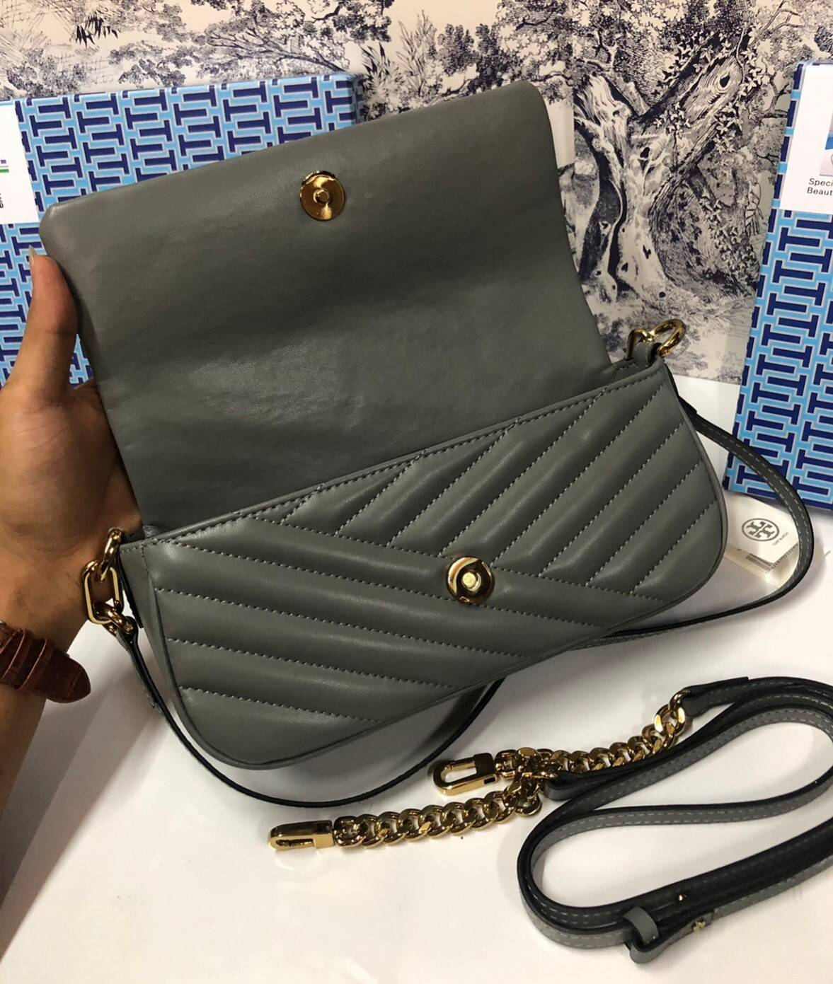 TORY BURCH KIRA CHEVRON SMALL FLAP SHOULDER BAG รุ่นใหม่ พร้อมสีใหม่ มาให้จับจองแบบไม่ต้องรอพรีฯ กระเป๋าสะพาย ขนาดกะทัดรัด ไซส์สะพายคล่องตัว หรือจะคล้องไหล่ หรูๆ ลูกคุณหนูไปอีก สีผู้ดีมากๆ ดีไซน์รูปทรงคลาสสิคเฉพาะตัว วัสดุหนังแกะ สัมผัสนิ่ม เปิด-ปิดด้วยกร