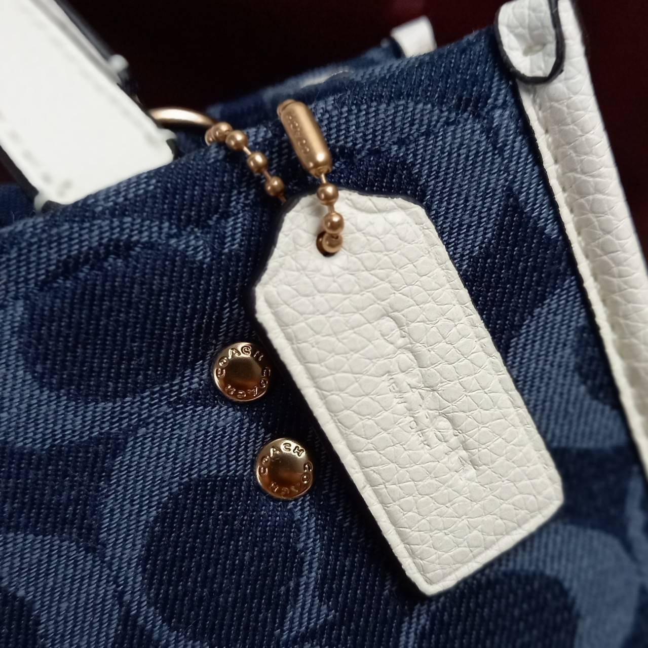 OUTLET 】COACH DEMPSEY TOTE 22 IN SIGNATURE JACQUARD WITH COACH PATCH (C5638) ฮิตมาก พลาดไม่ได้เชียว 🤩ตอกย้ำความแรง กับทรงTOTE ยอดฮิต เวลานี้ ยกให้เลย//กระเป๋าถือ หรือสะพาย มีสายยาว ถอดและ //วัสดุ jacquard ทอลาย signature เก็บดีเทลหนังแท้ ใบนี้สวยค