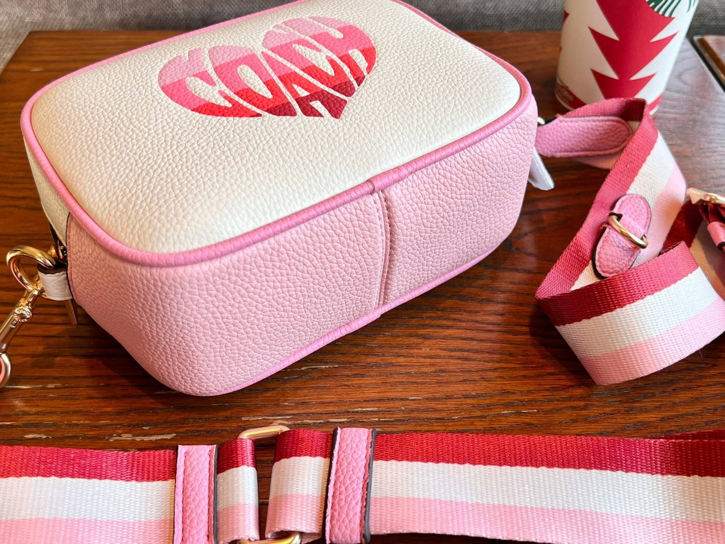 ใจละลายหมดแล้วค่า 😍 Coach Mini Jamie Camera Bag With Stripe Heart Motif ((CA072)) พร้อมส่งล่าสุด! กับกระเป๋าสะพายแบบครอสบอดี้ร์ บอกเลยน้องน่ารักสีสวยมากๆค่ะ