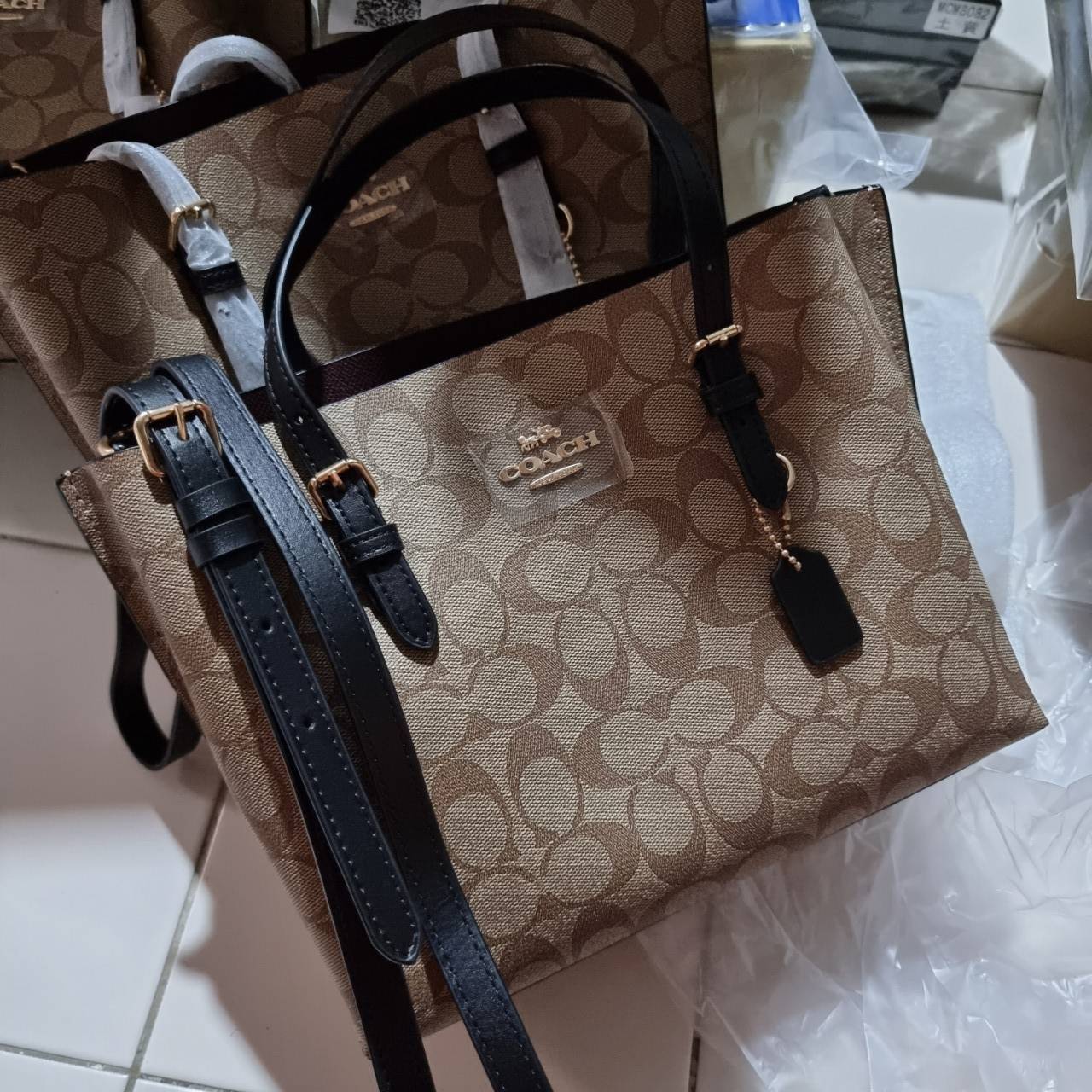 COACH C4250 MOLLIE TOTE 25 IN SIGNATURE CANVAS น้องมาแล้วจ้าาา ใหม่ล่าสุด กระเป๋าโท้ทไซส์เล็กที่สาวๆตามหา ดีไซน์คลาสสิคเหมือนเดิม เพิ่มเติมคือสะดวกขึ้นเยอะ!! ย่อส่วนมาจากใบใหญ่เป๊ะๆ น่ารักน่าใช้มากๆ วัสดุหนังแคนวาสเคลือบลาย ภายในโล่งกว้าง มีช่องซิปกลางใส่