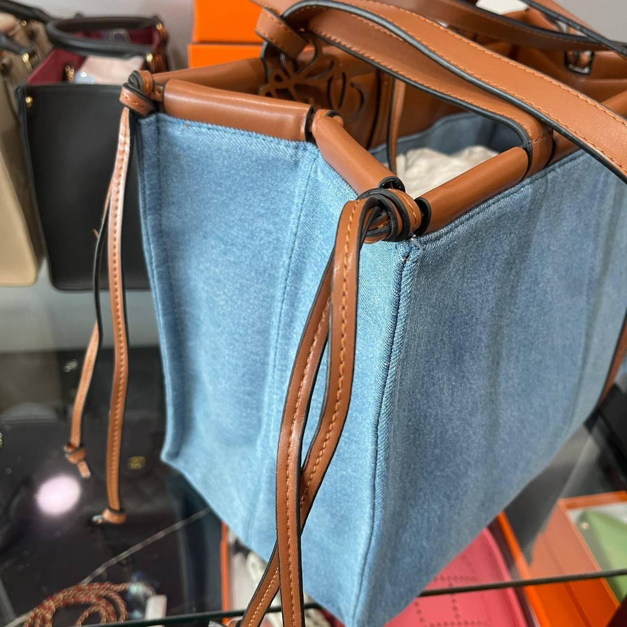 VIP GIFT 】LOEWE Small Cushion Tote Bag Leather Light Blue งานสวยมากๆทำจากผ้าแคนวาสอย่างดี พร้อมสายสะพายหนังแท้ใช้งานได้ทนทานมากๆ ด้านหน้าปักหนังปั้มโลโก้แบรนด์สวยหรู ทรงใบใหญ่ สะพายไหล่ *จุของได้เยอะมาก สามารถใส่ NOTEBOOK IPAD ได้สบายค่ะ น้ำหนักกำลังดี มา