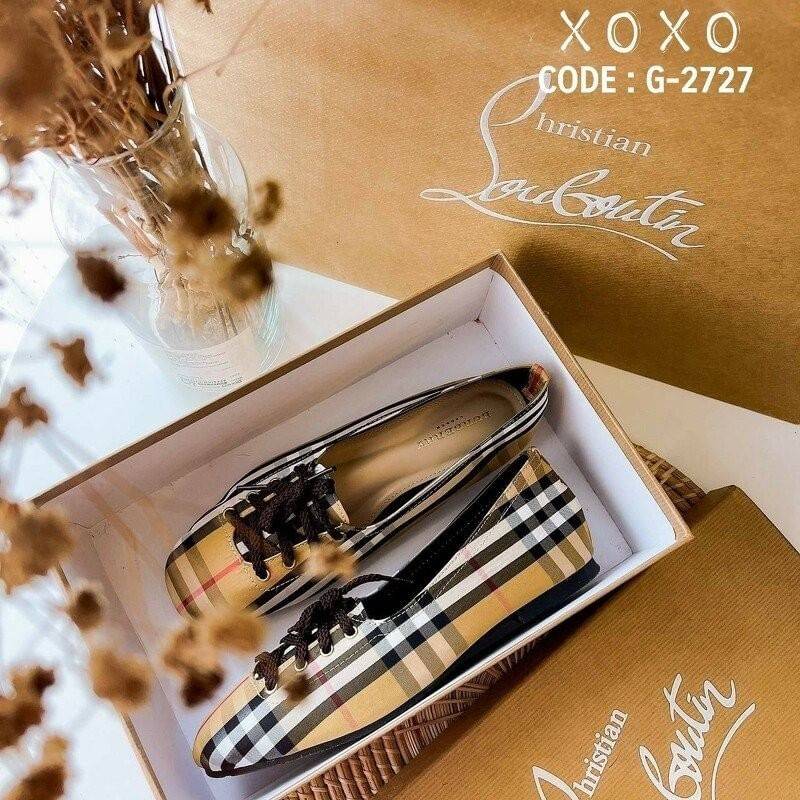Burberry Flat Shoes คัชชูสไตล์ผ้าใบ ทรงเทย์ แมทส์ชุดง่าย สวมใส่ง่าย ผ้านุ่ม ทรงรองเท้ากว้าง ด้านหน้าเชือกถอดร้อยได้ วัสดุผ้าลายแบรนด์ งานจริง สวย เรียบร้อยมาก แนะนำค่ะ