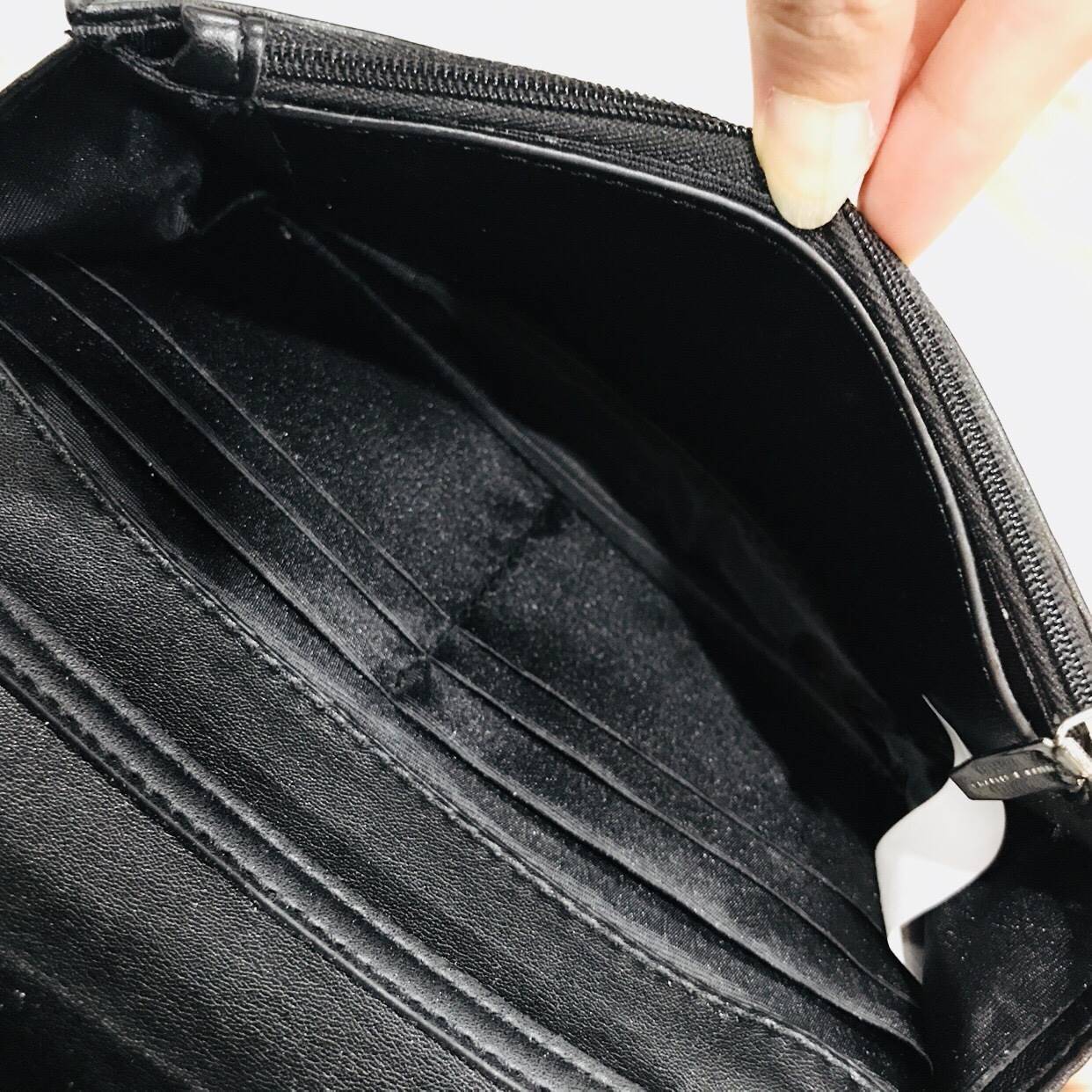 NEW ARRIVAL! CHARLES & KEITH CHAIN DETAIL CROSSBODY BAG กระเป๋าสะพายทรงสี่เหลี่ยมรุ่นชนช็อปขนาดกำลังดีวัสดุหนังนิ่มเรียบประดับด้วยโซ่ด้านหน้าดูมีดีเทล เปิดปิดด้วยกระดุมแม่เหล็ก ภายในมีช่องใส่บัตรและช่องซิป มาพร้อมสายโซ่ต่อหนังถอดถือเป็นคลัชได้ ภาพถ่ายสินค