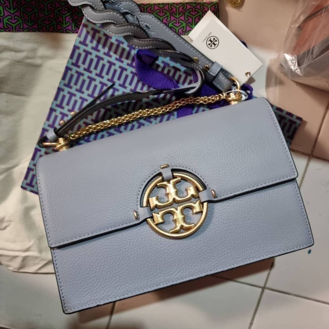 TORY BURCH MILLER SHOULDER BAG รุ่นยอดนิยม รุ่นหายาก รุ่นที่สาวๆตามหา ใบนี้เลย!! สวยหรู ผู้ดีทุกสี กระเป๋าสะพายไหล่ ดีไซน์อยู่ทรง คลาสสิคแฝงความหรูด้วยโลโก้สีทองอร่ามโดดเด่น วัสดุหนัง pepble สลับหนังวัวแท้ เปิด-ปิดด้วยกระดุมแม่เหล็ก ภายในโล่งกว้างมาก แบ่ง