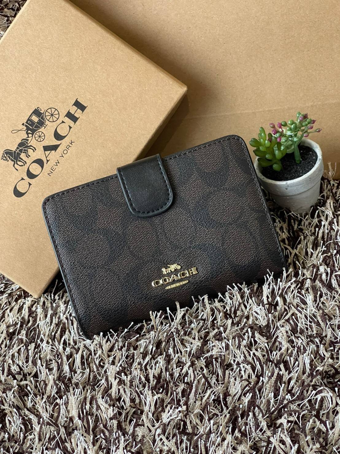 COACH MEDIUM CORNER ZIP WALLET กระเป๋าสตางค์ขนาดกลางที่ถือว่าเป็นไอเทม Must Have ของทุกเพศทุกวัยที่ต้องพกติดตัวไว้ตลอดเวลา เพราะนอกจากจะช่วยจัดเก็บเงิน บัตรประชาชน บัตรเครดิตและต่าง ๆ ให้เป็นระเบียบเรียบร้อยยังต้องคำนึงถึงประโยชน์ใช้สอยร่วมด้วย กระเป๋าสตา
