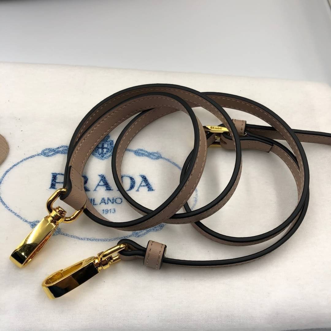 VIP 】หนังแท้ Prada Panier Bag Medium Saffiano Leather พร้อมส่งที่ไทย กระเป๋าสะพายข้างทรงบัคเก็ต จุของได้เยอะมาก เรียบแต่หรู ต้องใบนี้เลยค่าา