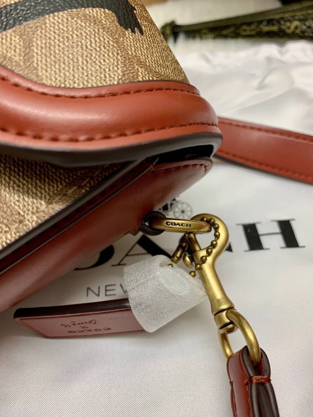 ของแท้ 💯% ได้ไปไม่ผิดหวังแน่นอนค่ะ! 📌Limited edition!! COACH REXY X GUANG YU CROSBODY BAG ((1501))