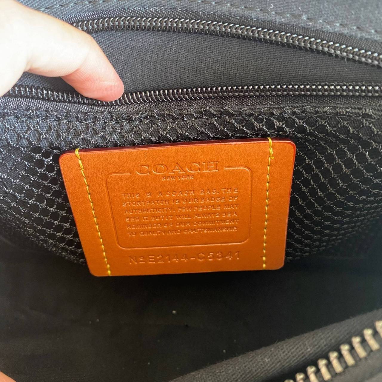 CHARTER CROSSBODY 24 IN SIGNATURE CANVAS (COACH C5341) 😎😎 กระเป๋าสะพายข้าง ไอเท็มยอดฮิตทรงหล่อ เรียบหรู ดูดี เป็นรุ่นที่หนุ่มตามหากันเยอะมาก วัสดุหนังแคนวาสสลับหนังแท้ เปิด-ปิดด้วยซิป 2 ช่อง มีช่องแยกใส่ของเป็นสัดส่วน สะพายไปเที่ยวหรือทำงา