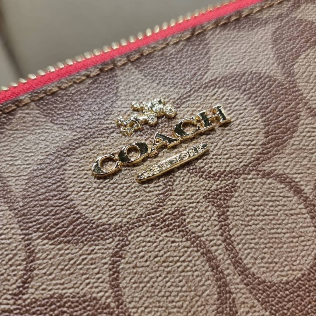 COACH 36674 TOP HANDLE POUCH IN SIGNATURE JACQUARD กระเป๋าทรงพอช ยอดฮิต ยกขึ้นแท่น ด้วยดีไซน์ที่ออกมาให้ใช้งานได้ง่าย ขนาดกำลังเหมาะ วัสดุหนังแคนวาสทนทาน ดีไปหมดขนาดนี้!! คุณลูกค้าถึงสั่งกันรัวๆจริงๆ ภายในโล่งกว้าง ใส่โทรศัพท์ได้ทุกรุ่น มาพร้อมสายคล้องแขน
