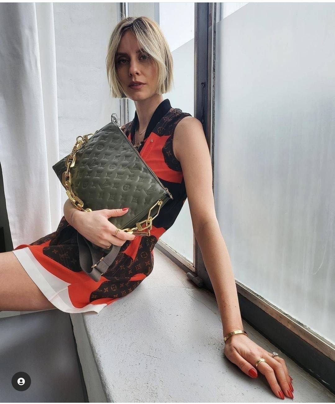 LV HANDLE POUCH MONOGRAM กระเป๋าสะพายกึ่งคลัชท์ สุดล้ำ ใหม่ล่าสุดมาแรงมาก ด้วยความสวยปังตั้งแต่แรกเห็น วัสดุหนังแกะปั๊มลายสวยคม มาพร้อมสาย 2 เส้น เลิศๆ มีสายโซ่ที่มีดีเทลละเอียดไม่ซ้ำ และสายสปอร์ตครอสบอดี้ ที่จะคล้องไว้ทั้งสองเส้นก็ดีงาม หรือสลับใช้ตามลุค