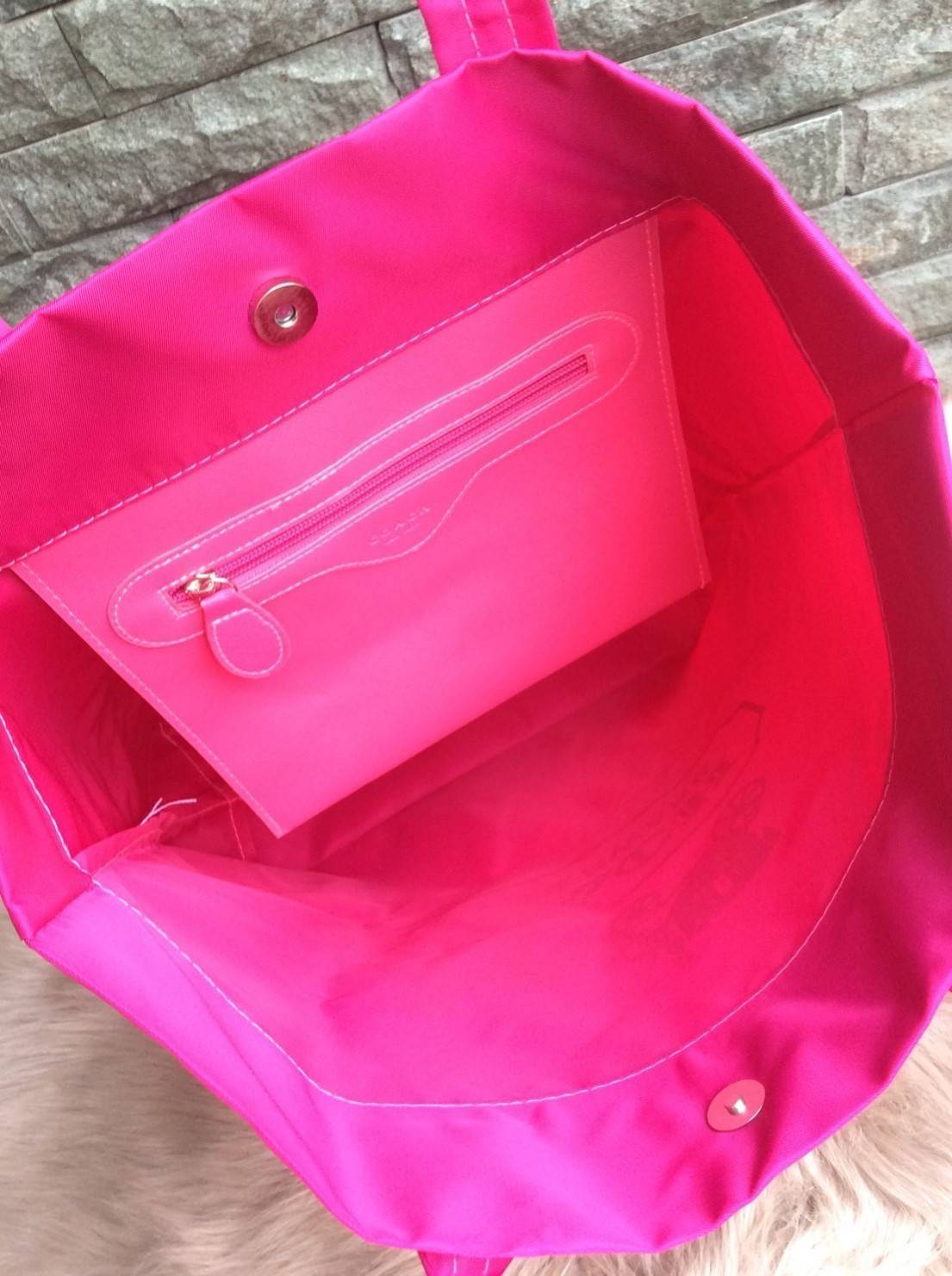 COACH nylon tote bag กระเป๋าสะพายทรง tote วัสดุ nylon หูหิ้วหนัง+ nylon ด้านหน้าปั๊ม logo brand เปิดปิดด้วยกระดุมแม่เหล็ก ภายในกว้าง ใส่ A4 ได้ และมีช่องซิปเล็กใส่ของจุกจิก ใบนี้จุได้เยอะ ทนทานทำความสะอาดง่ายค่ะ สวยทุกสีค่ะ