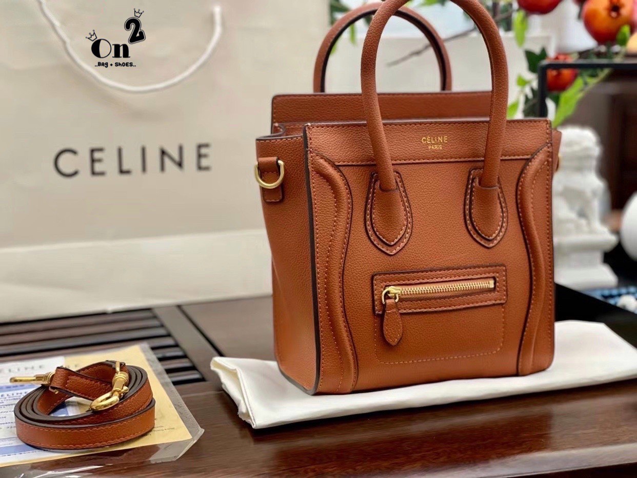 พร้อมส่งรุ่นยอดฮิต!! CELINE HANDLE BAG VIP / Celine Nano Luggage Bag กระเป๋าหนังแท้ ขนาดกำลังดี เปิดปิดด้วยซิปอะไหล่ทองมีที่จับหนัง ด้านในกว้าง มาพร้อมช่องซิปอีกช่อง เป็นอีกทรงที่ฮิตมานานข้ามปี มาพร้อมสายยาวสะพายแบบ CROSSBODYได้ หรือจะถือออกงานก็สวยหรูอีก