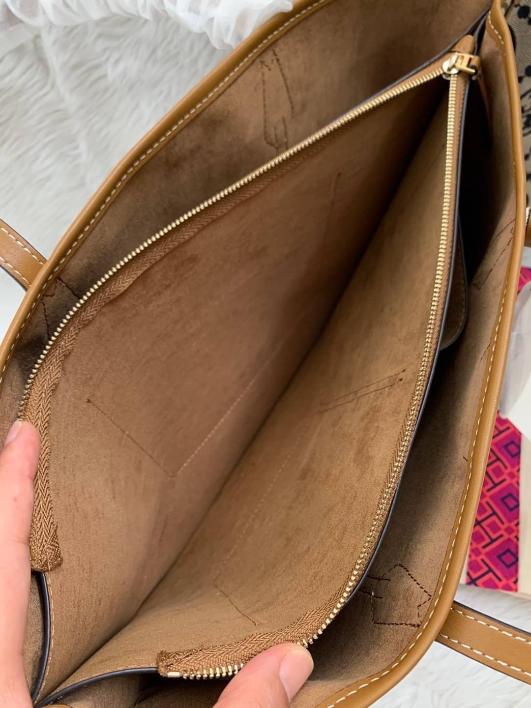 OUTLET 】หลงรักใบใหญ่ ได้ไปไม่ผิดหวังแน่นอนจร้าา😘 TORY BURCH T MONOGRAM JACQUARD TOTE BAG กลับมาอีกครั้ง พร้อมสีออกใหม่! พร้อมส่งค่ะ! กระเป๋าหิ้ว//สะพายไหล่ ใบใหญ่ แต่น้ำหนักเบา วัสดุJacquardทอลายแบรนด์+หนังแท้ ได้ลงตัวและร่วมสมัยมากๆค่ะ มีป้ายอะไห