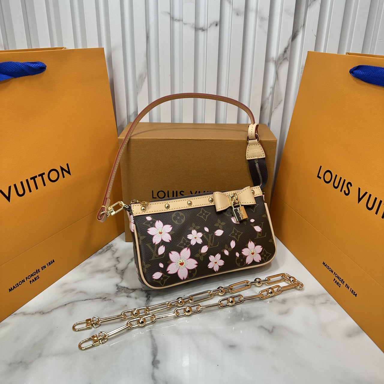 ORI หนังแท้ | คอลใหม่ดอกไม้แสนหวาน LV x TM Pochette Accessoires Cherry Blossom bag กระเป๋าสะพายดีไซน์คลาสสิครุ่นสุดปัง