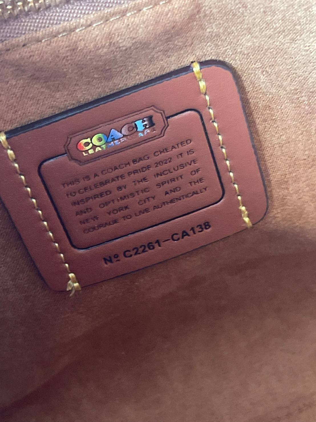 COACH FIELD TOTE 22 WITH PATCHES CA138 ส่วนหนึ่งจาก Coach Pride Collection ซึ่งเป็นการเฉลิมฉลองความเท่าเทียม ความหลากหลาย และการแสดงออกถึงตัวตนที่แท้จริงภายในชุมชน LGBTQIA+ ในเดือนนี้และทุกเดือน ตั้งแต่วันธรรมดาที่วุ่นวายไปจนถึงวันหยุดสุดสัปดาห์ที่เต็มไปด