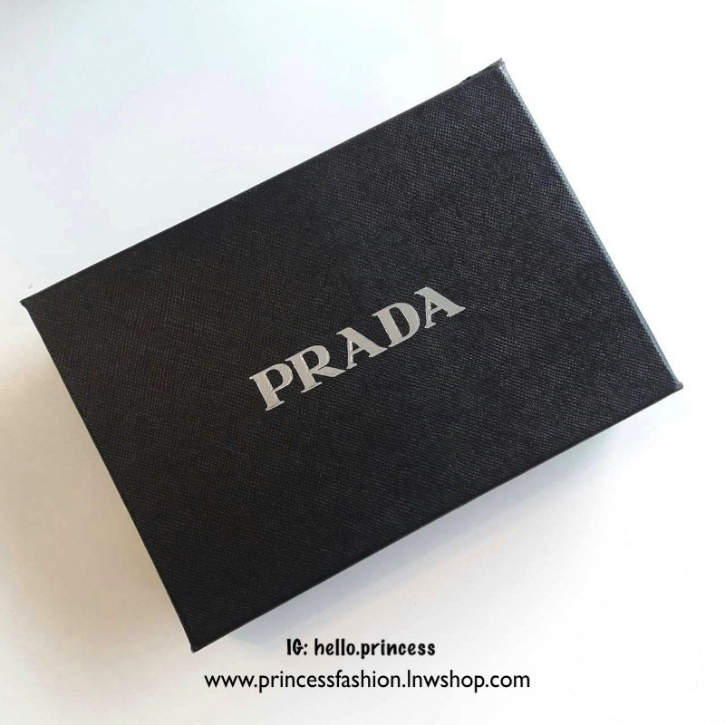 New Item! สำหรับสาวๆที่ชอบถือ *กระเป๋าสตางค์ใบเล็ก ขอแนะนำ Prada Short Saffiano wallet กระเป๋าสตางค์สั้น ขนาดกะทัดรัด เปิดปิดด้วยซิป อะไหล่ทอง ปั้มแบรนด์ ทั้งใบ *จุดเด่น มีช่องใส่รูปถ่าย ใส่บัตรได้หลายช่อง ด้านในมีช่องซิปแยกอีก1ช่องค้า อีกหนึ่งไอเท็มที่ *
