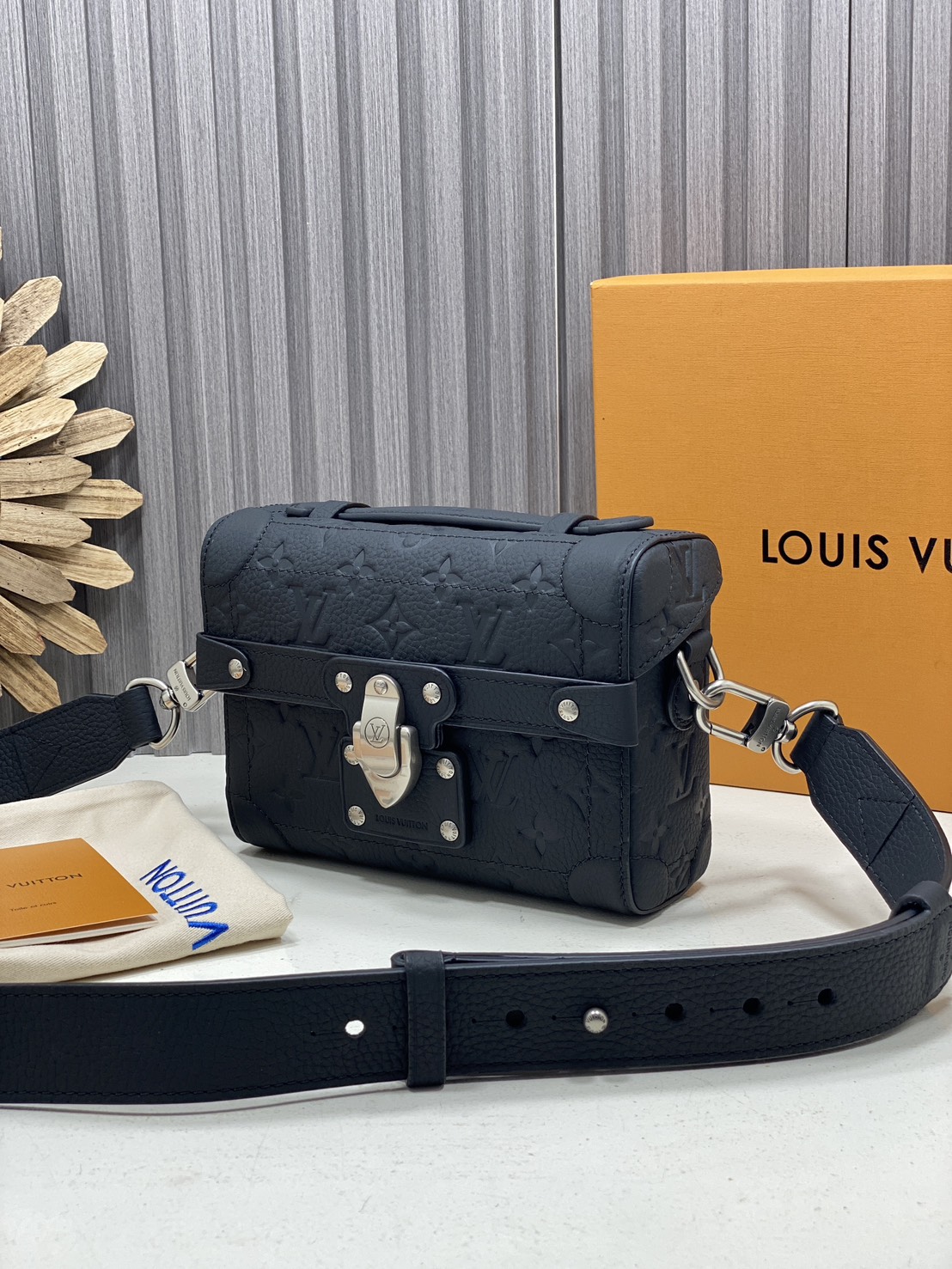 TOP ORI หนังแท้ | LV Soul Trunk Bag Taurillon leather with Monogram pattern กระเป๋าสะพายทรงทรังค์ ครอสบอดี้ขนาดกะทัดรัด หนังแท้เนื้อนุ่มประทับลาย Monogram หรูหราเป็นเอกลักษณ์ เสริมมุมโดดเด่นดีเทลหนังประณีต