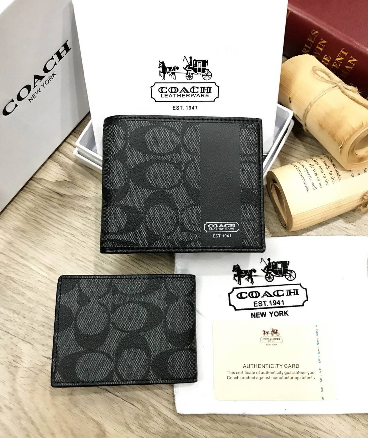 COACH SHORT WALLET WITH CARD POCKET 2 in 1 กระเป๋าสตางค์คุณผู้ชายใบสั้น มาพร้อมกับ กระเป๋าใส่บัตรหนังปั๊มลาย Signature Brand รอบใบเข้า set สวยคลาสสิค ภายในมีช่องใส่ธนบัตร, บัตร ซับในลายแบรนด์ Card pocket เเยกใช้ได้ มาใน COACH BOX SET จะใช้เอง หรือมอบเป็นข