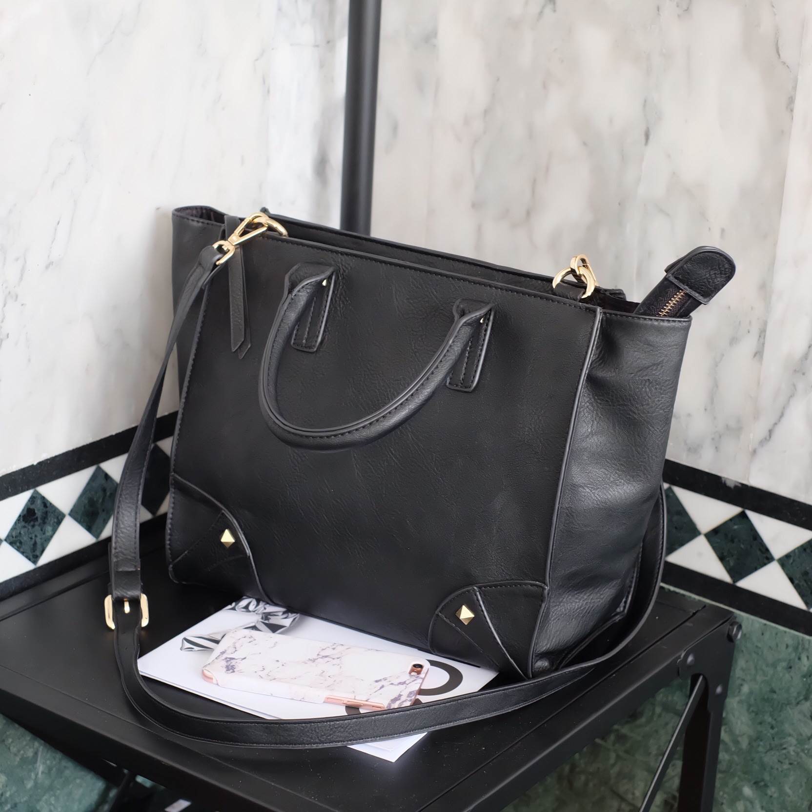 รุ่นใหม่ล่าสุดเลย ห้ามพลาดน๊า !! จากแบรนด์ KEEP รุ่น Teena mini handbag (( size นี้ ใส่กระเป๋าตังค์ยาว และโทรศัพท์ได้ทุกรุ่นคะ )) กระเป๋าสะพายข้าง ขนาดกะทัดรัด หนังเนื้อดี ลายหนังชัด ทนทานคะ น้ำหนักเบา ดีไซด์ ทันสมัย เข้าได้กับทุกชุด สายสะพายเป็นสายหนังปร