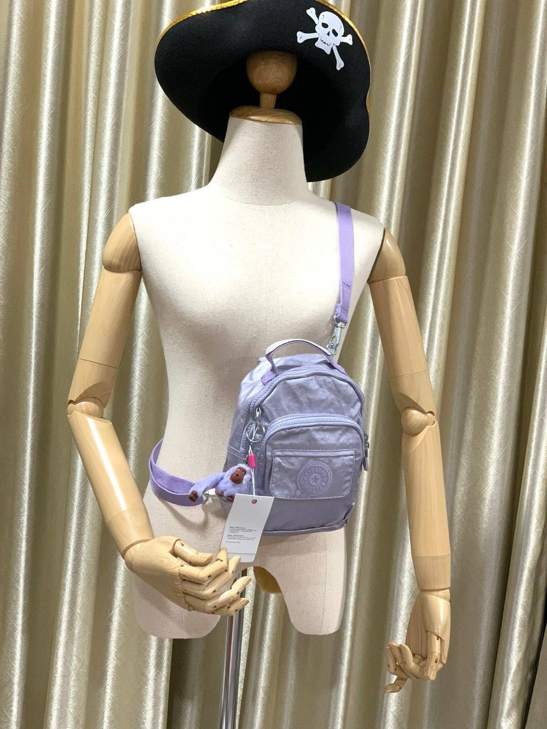 Kipling alber solid Convertible mini backpack (HD7349) กระเป๋าเป้ขนาดมินิ สไตล์3in1 ที่สามารถถือ/สะพายข้างหรือเป็นเป้ก็ได้ มีช่องซิปใช้งาน2ช่อง ภายในแบ่งเป็นช่องเล็กใส่ของจุกจิก ด้านหน้าเพิ่มช่องเล็กเปิดปิดด้วยกระดุมแม่เหล็ก มาพร้อมพวงกุญแจลิงขนปุกปุยและส