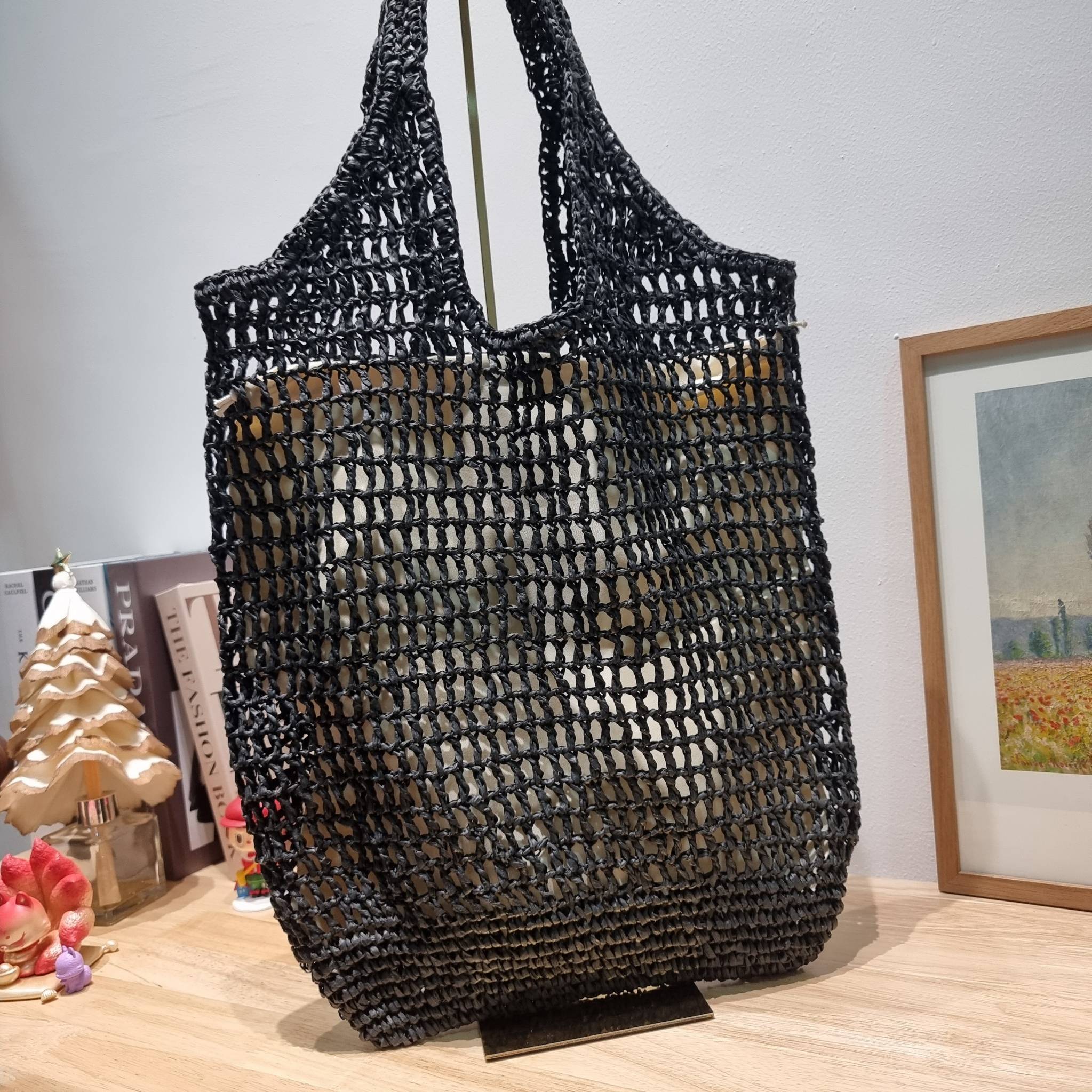 PRADA RAFFIA TOTE BAG สวยไม่ซ้ำใคร สไตล์บีช เหมาะมากกับการสะพายไปเที่ยวทะเล หรือจะใช้ในวันสบายๆก็ตอบโจทย์ กับกระเป๋าสะพายสานใบใหญ่ ตัวกระเป๋าเป็นวัสดุสังเคราห์จากธรรมชาติ