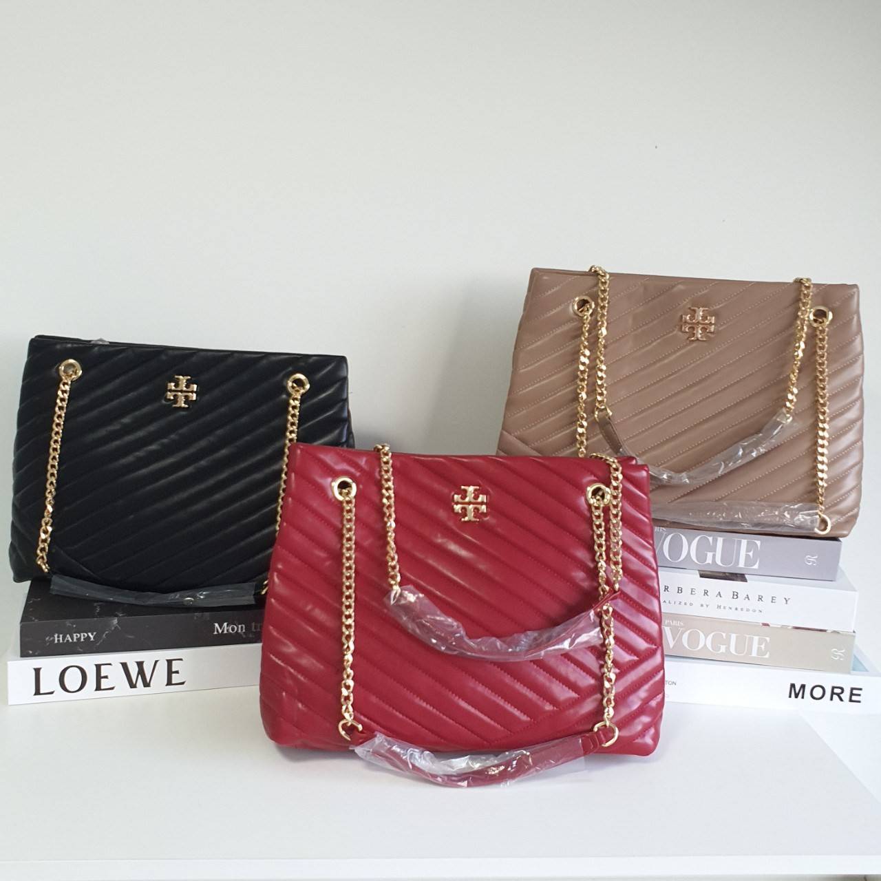 Tory Burch Kira chevron tote bag กระเป๋าทรง Tote สุดหรู ใบใหญ่ จุของได้เพียบ! วัสดุหนังแท้(Geniune Leather) หนังนิ่ม นุ่มมือมากกก มาพร้อมสายสะพายไหล่ต่อโซ่สลับหนัง อะไหล่ทองทั้งใบ ด้านข้างมีกระเป๋าเพิ่มทรงได้ ด้านในเปิดปิดด้วยกระดุมแม่เหล็ก มีช่องแบ่งใส่ข