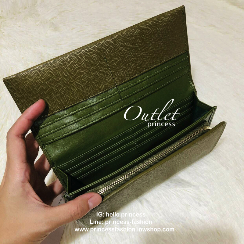CHARLES & KEITH LONG WALLET กระเป๋าสตางค์ใบยาวแบบ 2 พับ หนังคาเวียร์ อะไหล่สีทอง และพู่สวยหรูมากค่ะด้านหน้าปั้มโลโก้แบรนด์ เปิดปิดด้วยฝาปิด ภายในมี1ช่องซิปแชะช่องเก็บบัตรหลายช่องใช้งานใส่ช่องใส่ธนบัตร แยกเป็นสัดส่วน ใบนี้สุดคุ้มเลยค่า