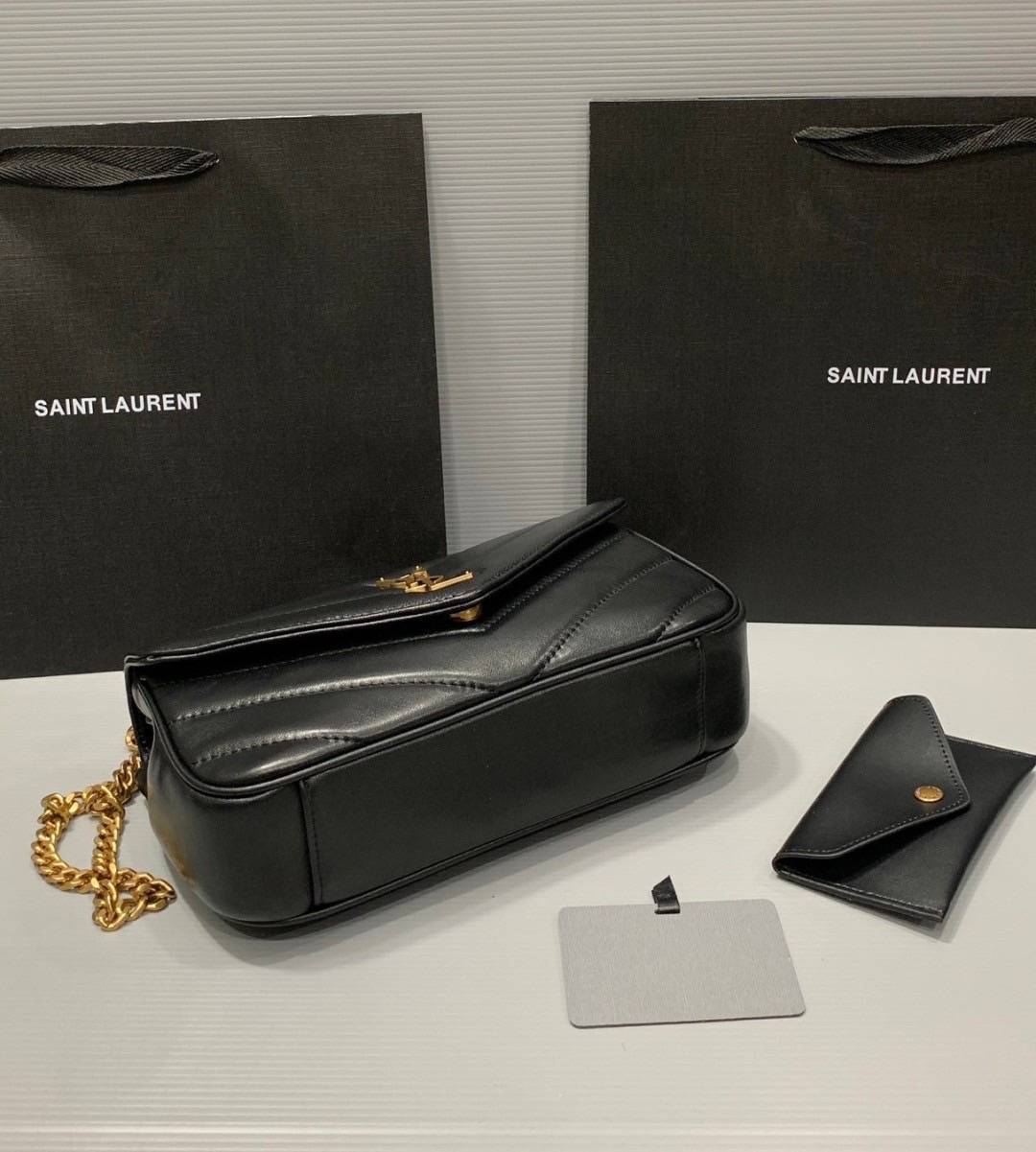 ORI | หนังแท้ 25cm YSL loulou small in matelassé กระเป๋าสะพายทรงสวยคลาสสิค มาพร้อมใบเล็กใส่การ์ด งานหนังแท้สมผัสนุ่มมือตะเข็บเย็บลายเชฟรอนสวยเป็นเอกลัษณ์