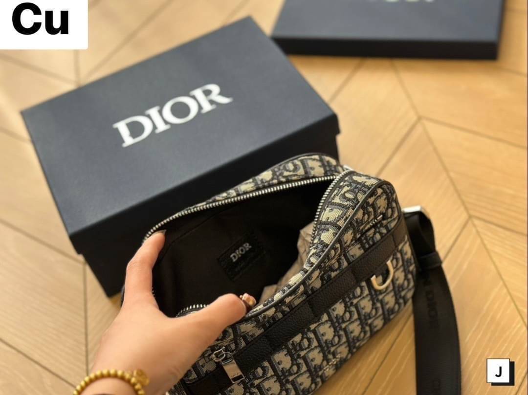 DIOR Safari bag with shoulder strap กระเป๋าสะพายทรงแมสเซ็นเจอร์ สวยหรูเป็นเอกลักษณ์ สุดฮอตที่ดีไซน์รูปแบบขนาดใบกำลังดี ไอเท็มใหม่ที่สามารถใช้ได้ everyday รีบจัดก่อนใครได้เลย!