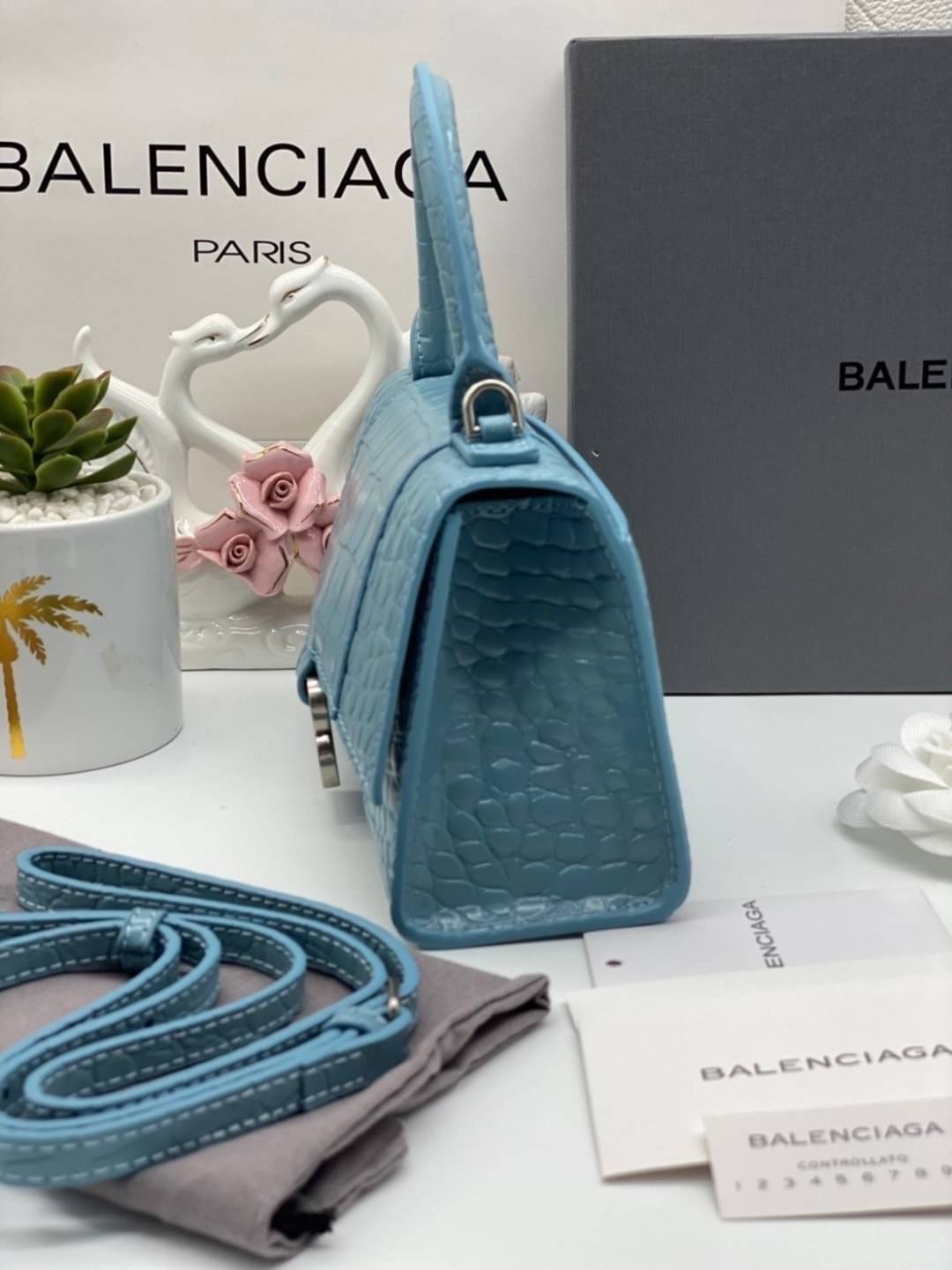หนังแท้ BALENCIAGA HOURGLASS TOP HANDLE XS Shiny crocodile embossed calfskin การสร้างสรรค์ที่มีเอกลักษณ์เฉพาะตัว หรูหรา โทนสีโดดเด่น วัสดุหนังแท้ลายจระเข้ ภายในโล่งกว้างหนังแนปป้าอย่างดี เกรดออริจินอล ตอบโจทย์ได้ทุกลุค ทุกไลฟ์สไตล์ ภาพสินค้าถ่ายจากงานขายจ