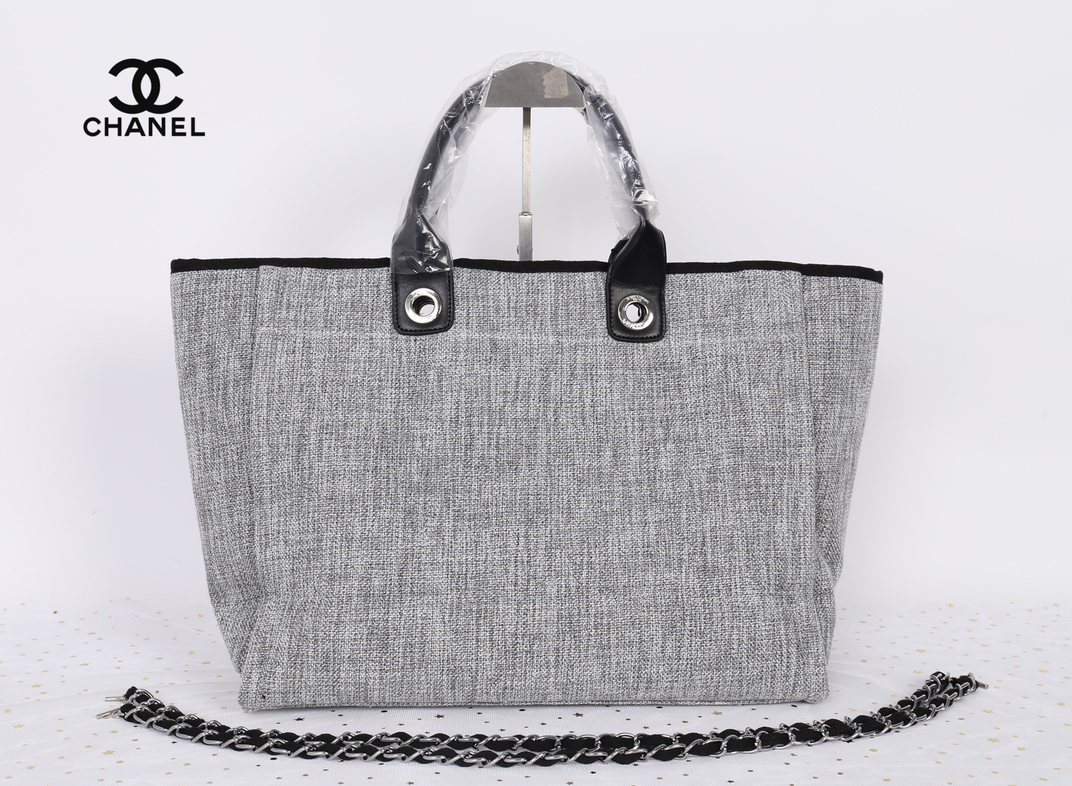 Chanel Tote canvas premium gift จากแบรนด์ Chanel กระเป๋าสะพาย Chanel Tote canvas โลโก้ปัก กระเป๋า ทรง Tote ผ้า canvas เนื้อหนาอย่างดี มีซับใน ด้านหน้าปักโลโก้แบรนด์หรู **จุดเด่นที่ หูจับมี 2 แบบคือ แบบสายหนัง และ โซ่ สามารถ สะพายไหล่ได้คะ ใบใหญุจุของคุ้ม
