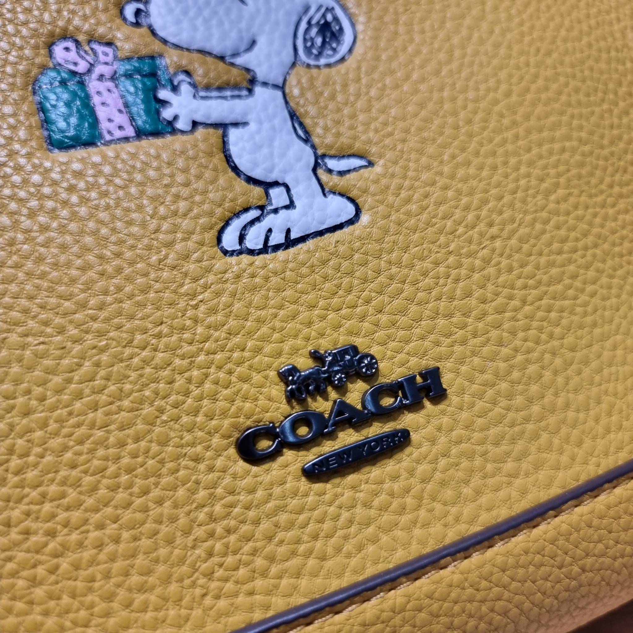 coach x peanuts dempsey tote 22 with snoopy present motif CE918 คอลเลคชั่นใหม่ น้องน่ารักเกินต้านไปมาก!! กับกระเป๋าทรงโท้ท ไซส์กำลังสวย ดีไซน์ ลายการ์ตูนยอดฮิต ที่ใครๆก็ต้องรู้จัก พิมพ์คมชัดลงบนหนัง pepble ผิวสัมน่าใช้ ปากกระเป๋ามีกระดุมแม่เหล็กปิดกันของห