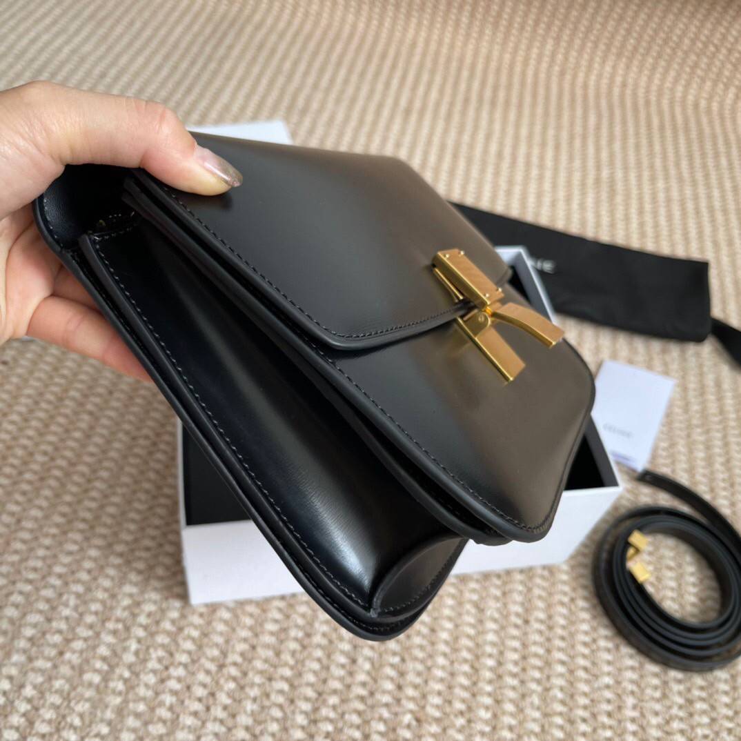 CELINE Medium Classic bag in box calfskin Black เกรดออริจินอล กระเป๋าสะพายแบรนด์เนมซีลีนหนังแท้สีน้ำตาล สีดำ อะไหล่ทองหรู งานหนังเรียบ สวยหรู ด้านในเปิดด้วยบีบอะไหล่ทอง ภายในแบ่งเป็น2ช่องและช่องซิปอีก1ช่อง จุของได้กำลังดี ใส่โทรศัพท์ กระเป๋าสตางค์ใบสั้น ข
