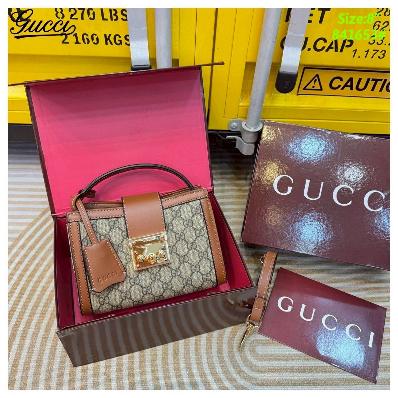 Gucci Padlock small top handle bag กระเป๋าสะพายใบไซส์มินิพร้อมหูจับ ในคอลเล็กชั่น Pre-Fall 2025 แพดล็อกนำเสนอรูปทรงในแบบร่วมสมัยที่สวมใส่ได้หลากหลายสไตล์ ชวนให้นึกถึงลวดลายอันเป็นเอกลักษณ์ของแบรนด์