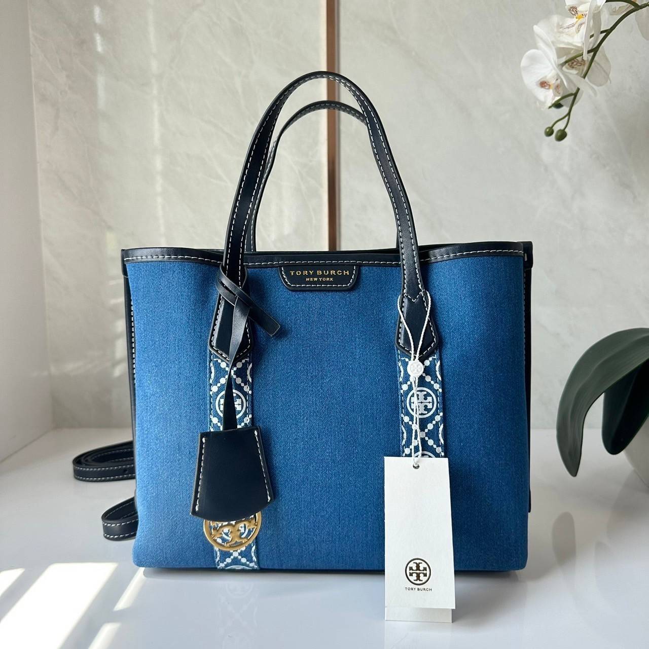 TORY BURCH PERRY DENIM TRIPLE-COMPARTMENT SMALL TOTE BAG กระเป๋าคล้องแขนและสะพายไหล่ทรงโท้ท คอลเลคชั่นใหม่ล่าสุด สวยหรู ลุคคุณนาย