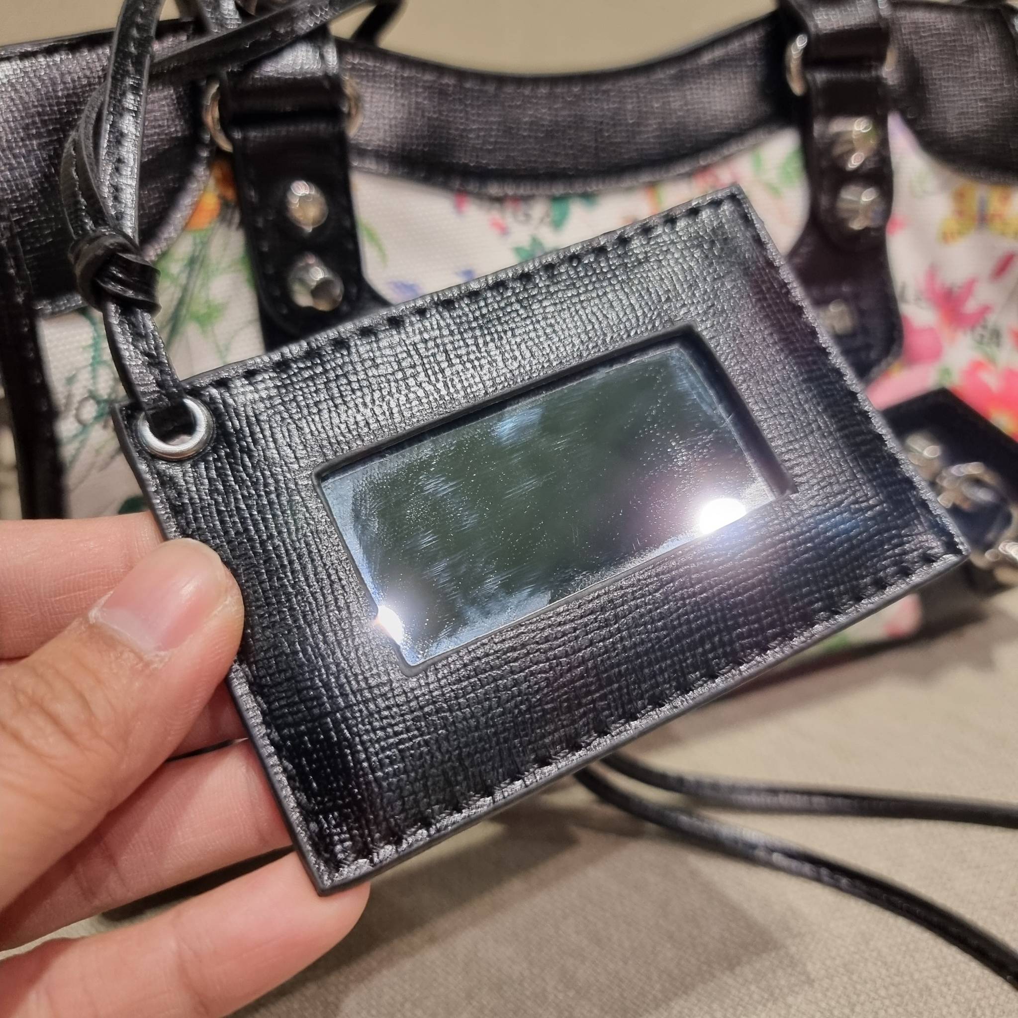 ไซส์ใหม่ กับรุ่นคอลแลบอีกหนึ่ง ที่ฮอตติดลมไม่เลิก!! Gucci×Balenciaga neo floral small bag กระเป๋าถือ/สะพายข้างที่โดดเด่นในสไตล์ที่ไม่ซ้ำ ไม่เกร่อ ดีไซน์มีกิมมิคและลูกเล่นแพรวพราว ทั้งหนังรูดซิป ทั้งหูจับ ทั้งความตกแต่ง มีดีเทลอัพราคาไปหมด วัสดุผ้าแคนวาสตั