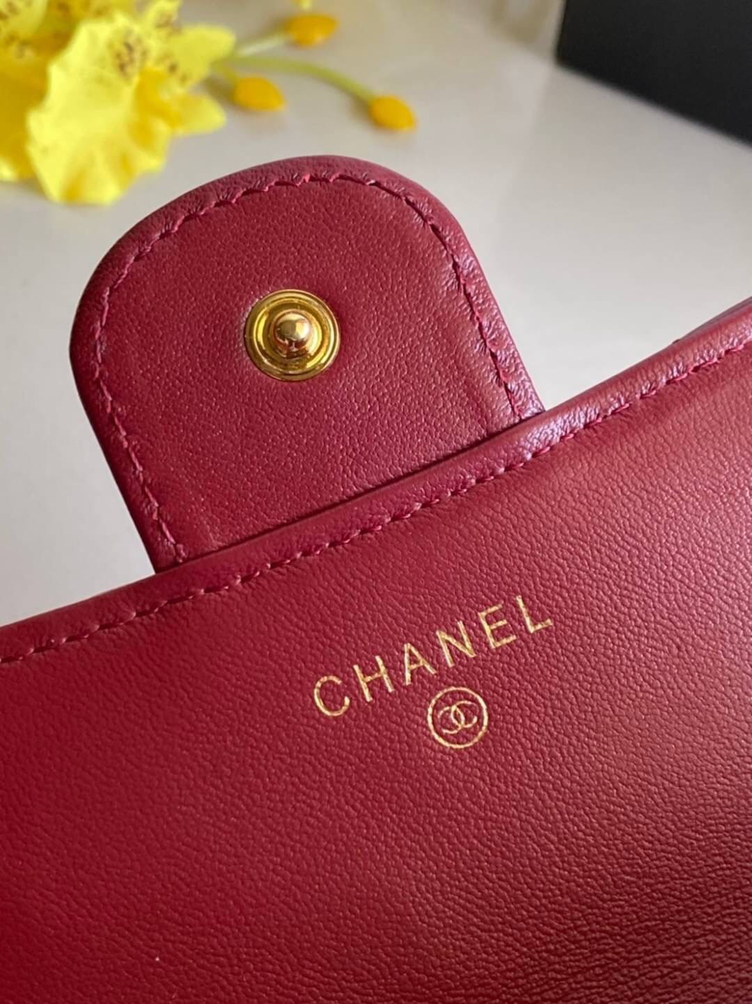 หนังแท้ VIP GIFT CHANEL MINI BLACK BAG รุ่นยอดนิยมไอเท็มฮิตวัสดุหนังแท้เรียบสวยคลาสสิคเปิดปิดด้วยฝาปิดกระดุมด้านหน้ามีโลโก้แบรนด์อะไหล่ทองสวยหรูดูดีมากกกก มาพร้อมสายโซ่ทองร้อยหนังจะสะพายไหล่ หรือ Crossbody ก็ดูดี ภายในโล่งกว้าง ตัวจริงสวยน่าใช้ Chanel min