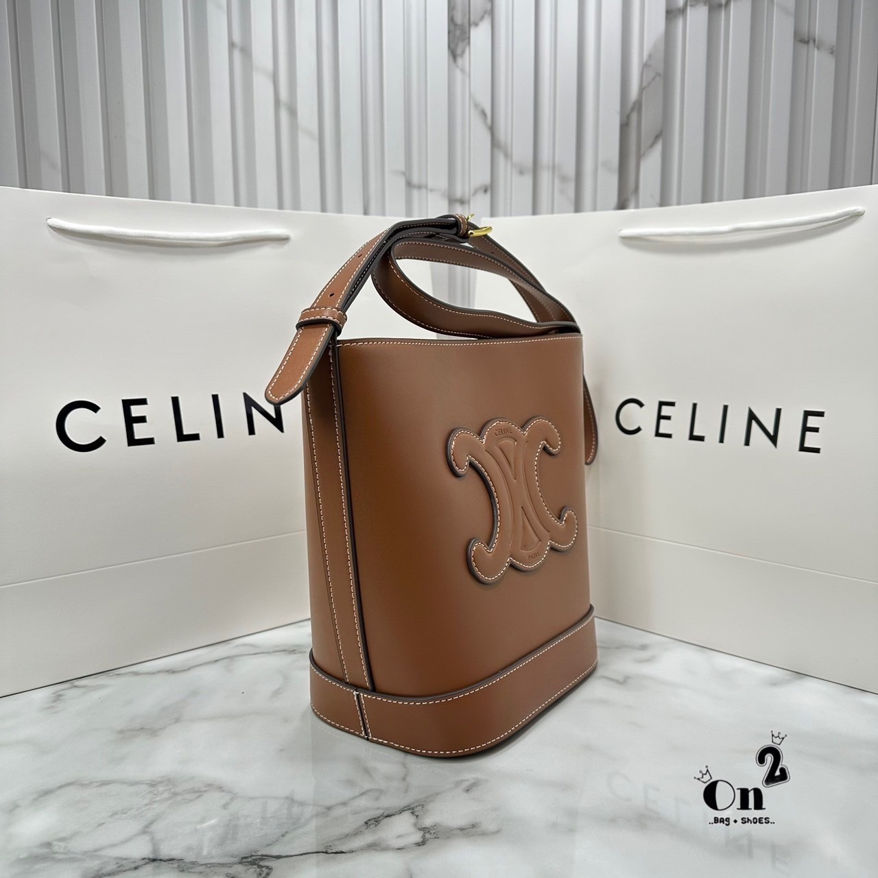CELINE Bucket Cuir Triomphe Bag กระเป๋าสะพายทรงถัง ใช้งานง่ายที่สุด สายสะพายในตัว ปรับใช้ได้เลย หนังเรียบหรู 🧡 เกรดท็อปไฮเอน ใช้งานต่างประเทศได้