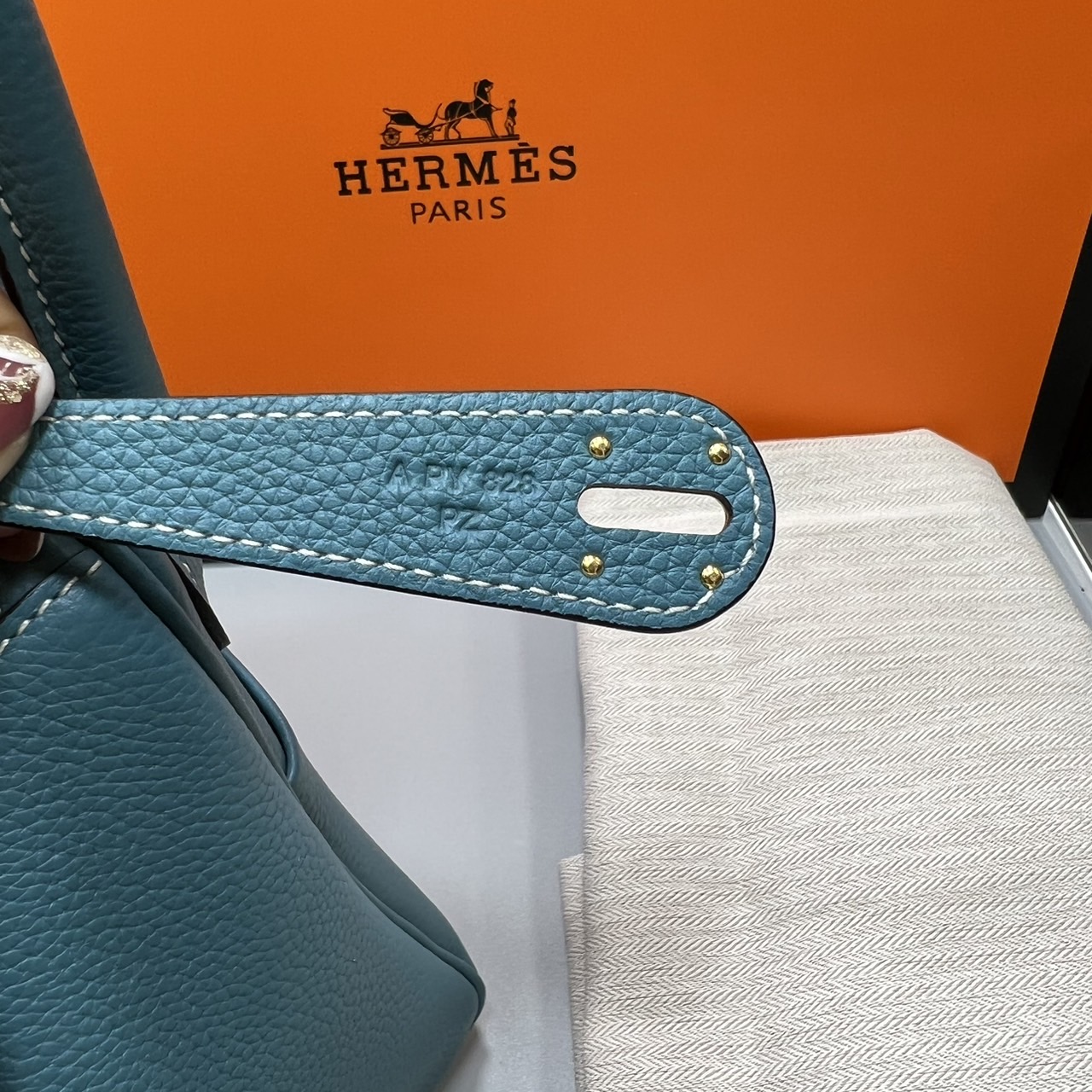 พร้อมส่ง 15 สี HERMES Lindy 26 bag กระเป๋าทรงโท้ทหนังสวยอย่างดี เอกลักษณ์ของความเรียบหรูไฮคลาสอย่างสมบูรณ์แบบ เกรดออริ สลับแท้ งานสวยตามรูป ใช้งานต่างประเทศได้