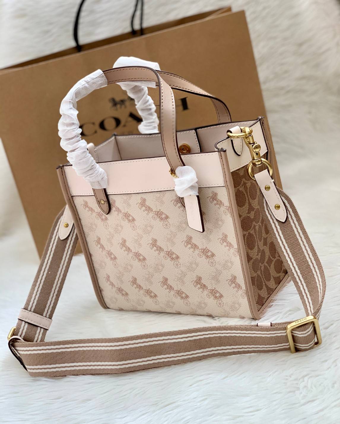 COACH FIELD TOTE 22 WITH HORSE AND CARRIAGE PRINT พร้อมส่งความสวยค่ะ! กระเป๋าทรง Tote หนังแท้อย่างดี นิ่มมือดีมากๆค่ะ ตัวกระเป๋าปริ้นลายรถม้าทั้งใบตัดขอบลายCด้านข้างได้อย่างสวยงามทีเดียว ปากกระเป๋าเปิดปิดแบบกระดุมแม่เหล็ก ภายในกว้างใส่ของจำเป็นได้ครบ มีช่