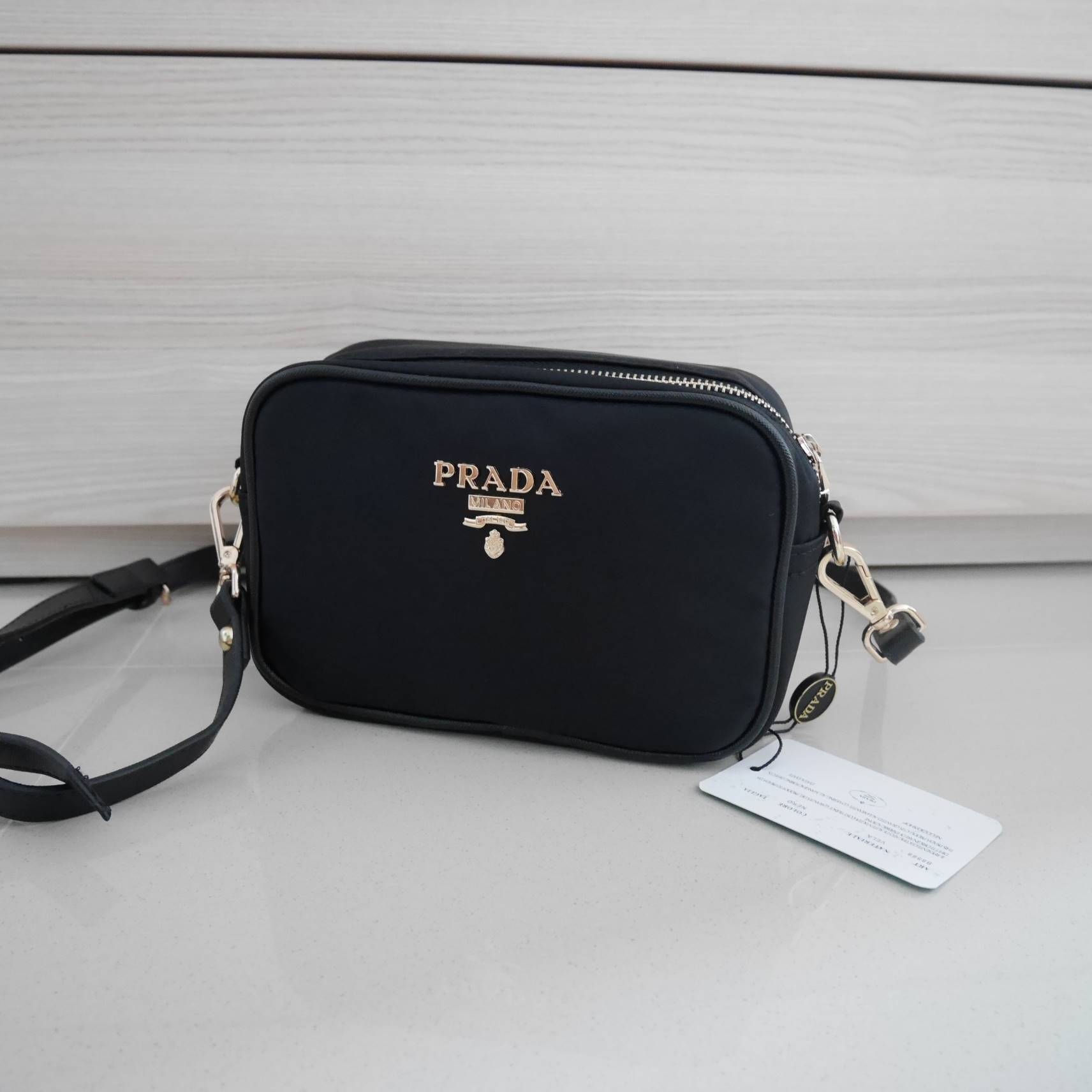 ล็อตใหม่ค้า กับทรงน่ารักในราคาน่ารัก mini crossbody งานพรีเมี่ยมกิ้ฟ จากเคาเตอร์ต่างประเทศ เป็น Best Seller อีกหนึ่งรุ่นเลย จากแบรนด์ PRADA เป็นทรงสี่เหลี่ยม กระเป๋าเป็นผ้า nylon ทั้งใบ เลิศมาก สามารถสะพายเป็น shoulder bag ได้เลย ขนาดกำลังดีค่ะ ใส่ของจุกจ